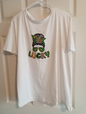 White 'One Lucky Mama' Graphic Tee with Green Accents